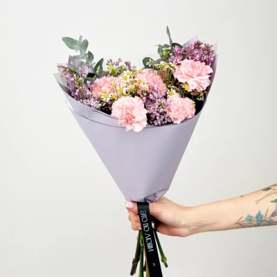 Букет из гвоздики, сирени, танацентума