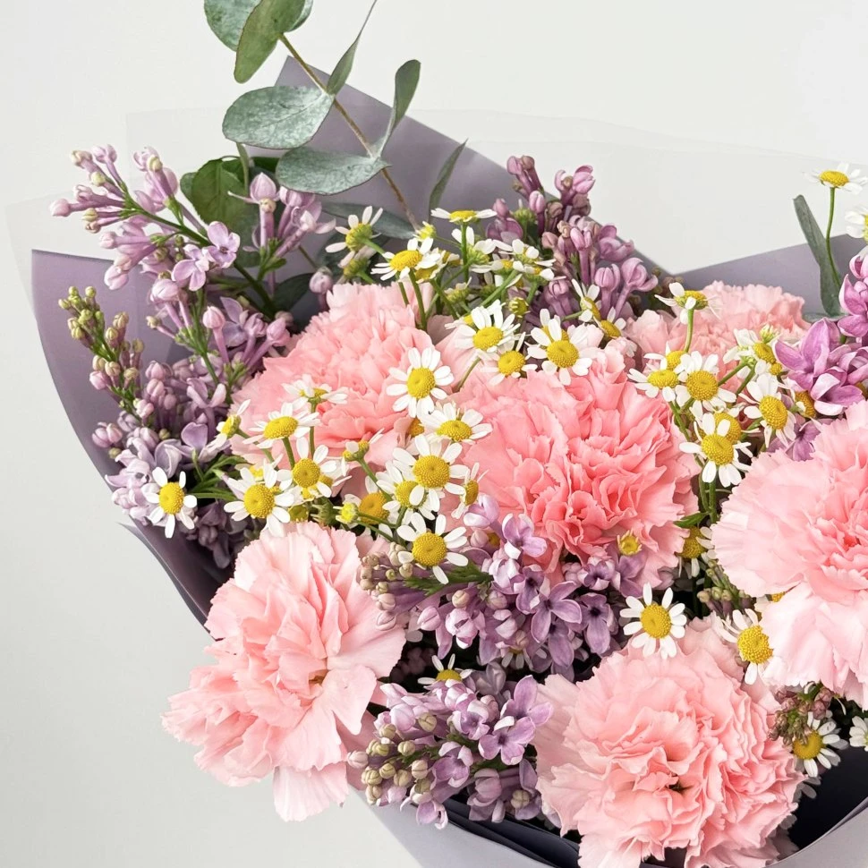 Букет из гвоздики, сирени, танацентума