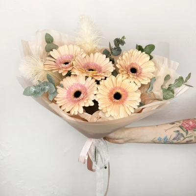 Букет из гербер и эвкалипта