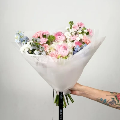 Букет из гортензии, ранункулюсов, дельфиниума