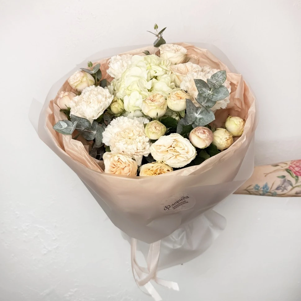Букет из гортензии, роз кустовых и гвоздик