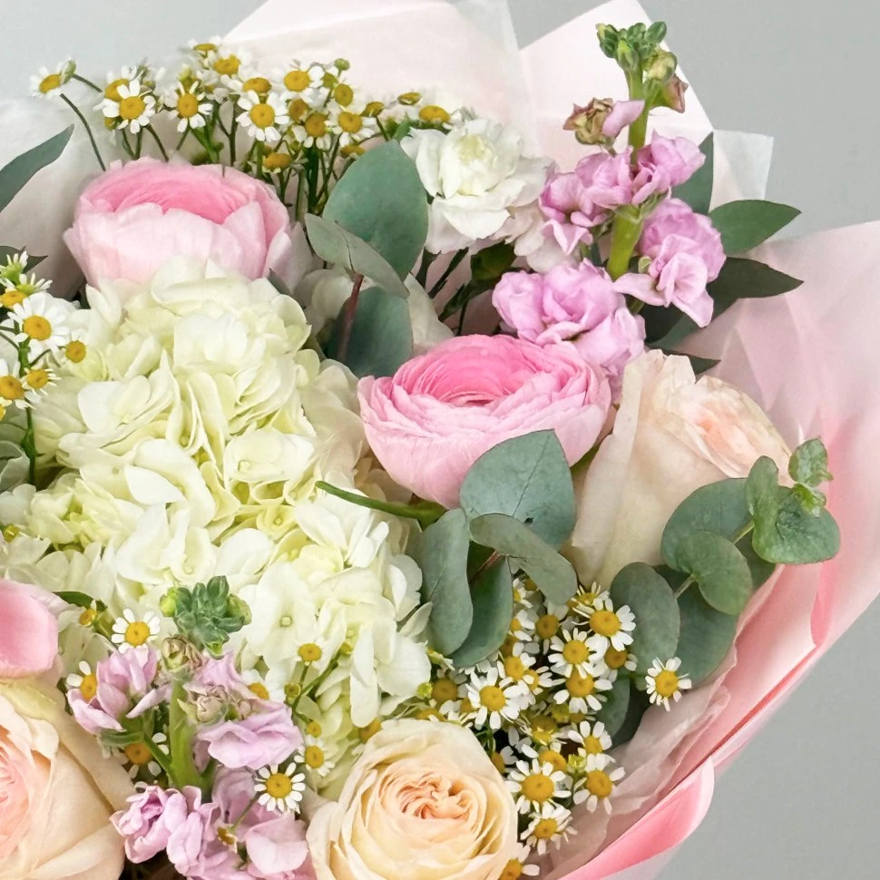 Букет из гортензии, роз, ранункулюсов, танацетума