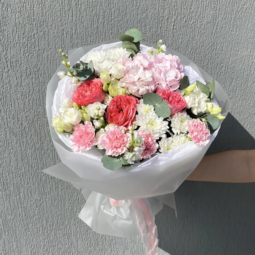 Букет из гортензии, хризантем и роз