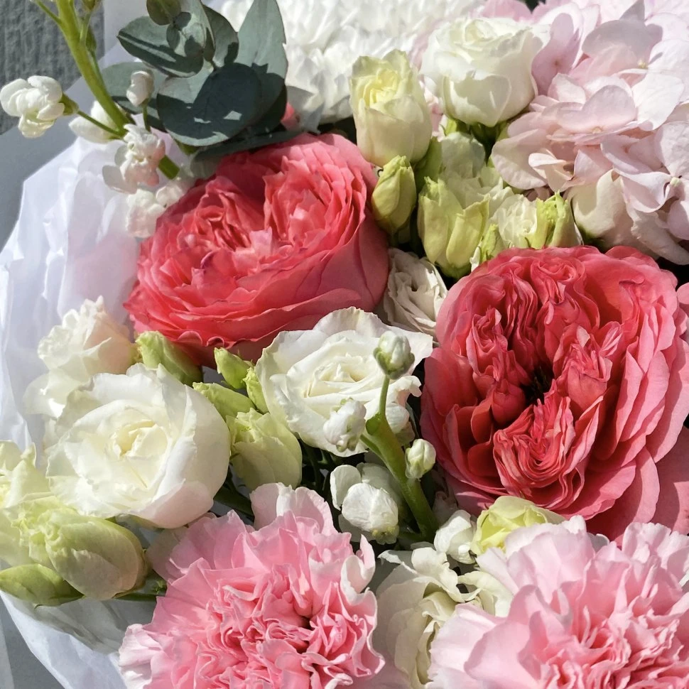 Букет из гортензии, хризантем и роз