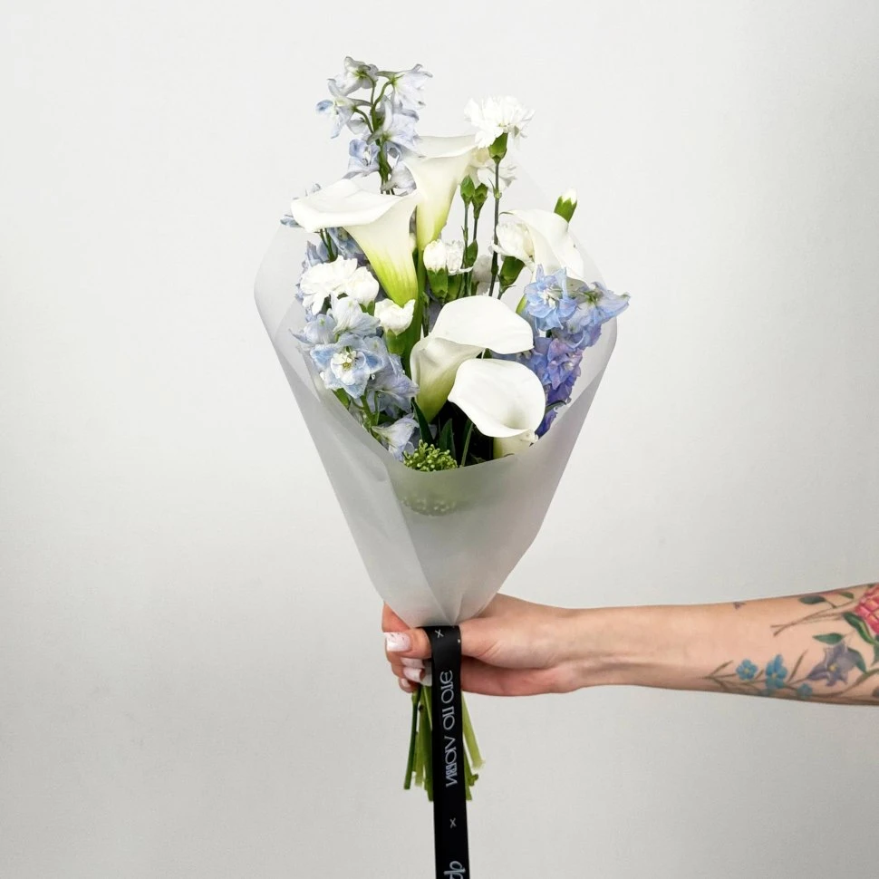 Букет из дельфиниума, гвоздики кустовой, калл