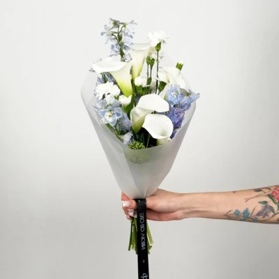 Букет из дельфиниума, гвоздики кустовой, калл