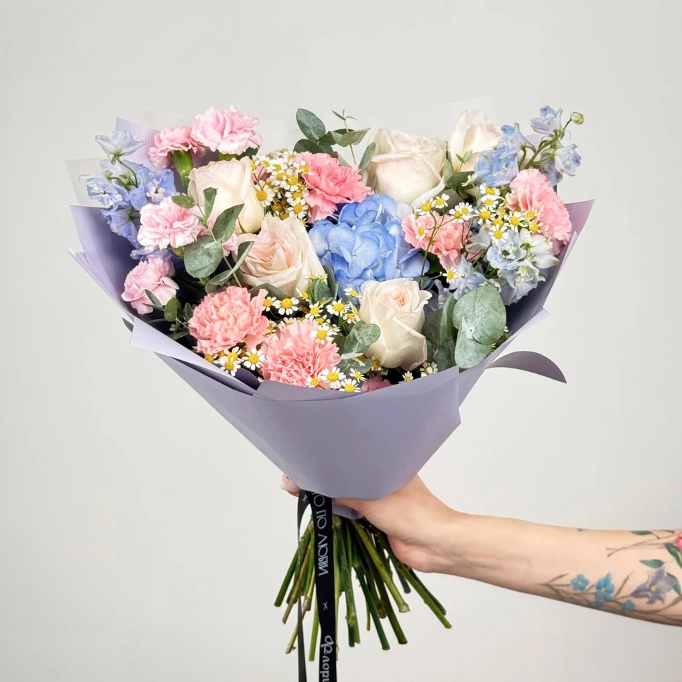 Букет из дельфиниума, роз, танацетума