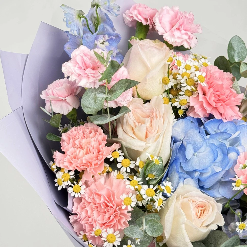 Букет из дельфиниума, роз, танацетума