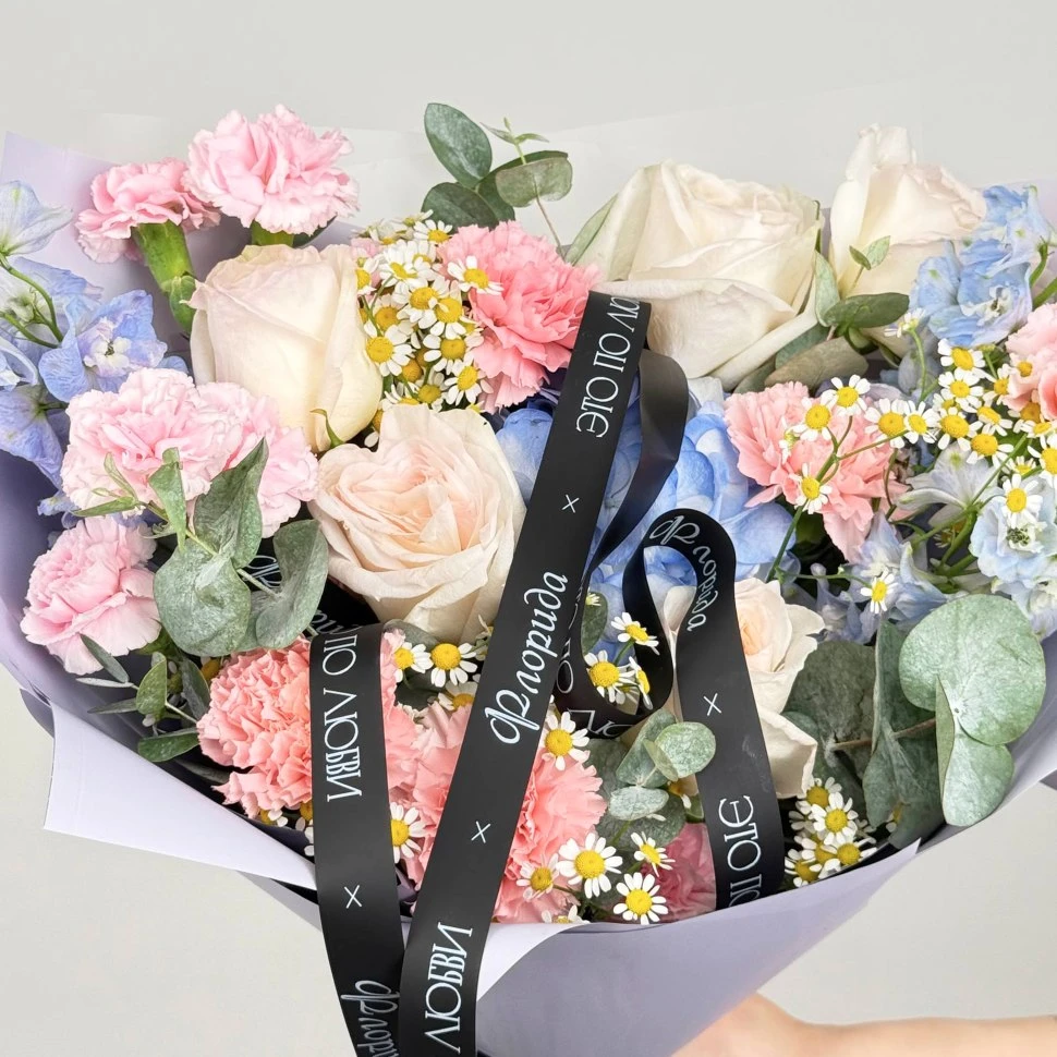 Букет из дельфиниума, роз, танацетума