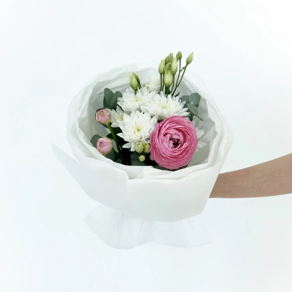 Букет из ранункулюсов и хризантем