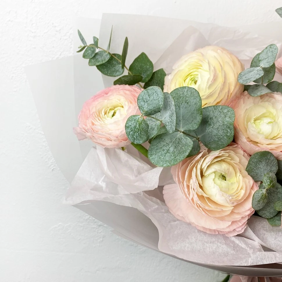 Букет из ранункулюсов и эвкалипта