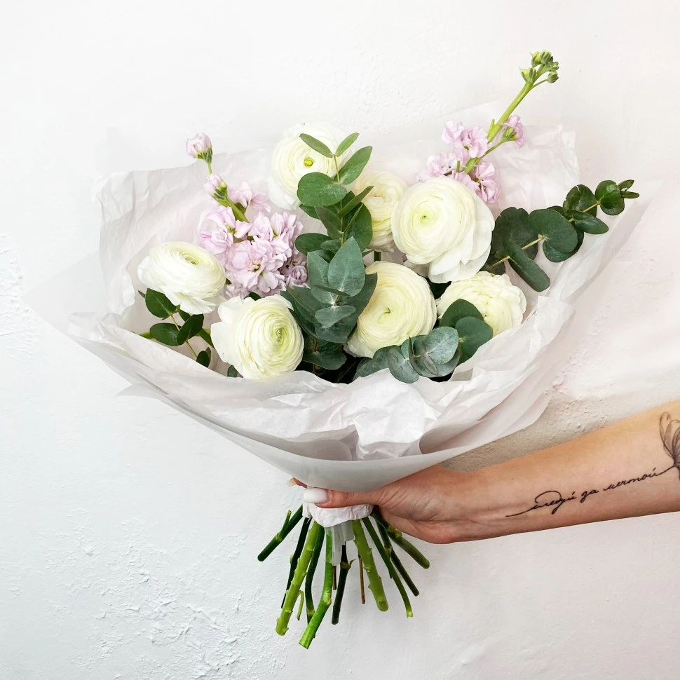 Букет из ранункулюсов, маттиол и эвкалипта