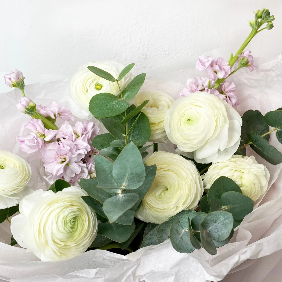 Букет из ранункулюсов, маттиол и эвкалипта