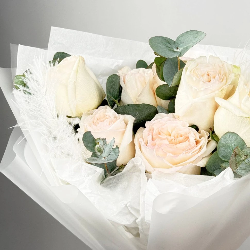 Букет из роз и эвкалипта
