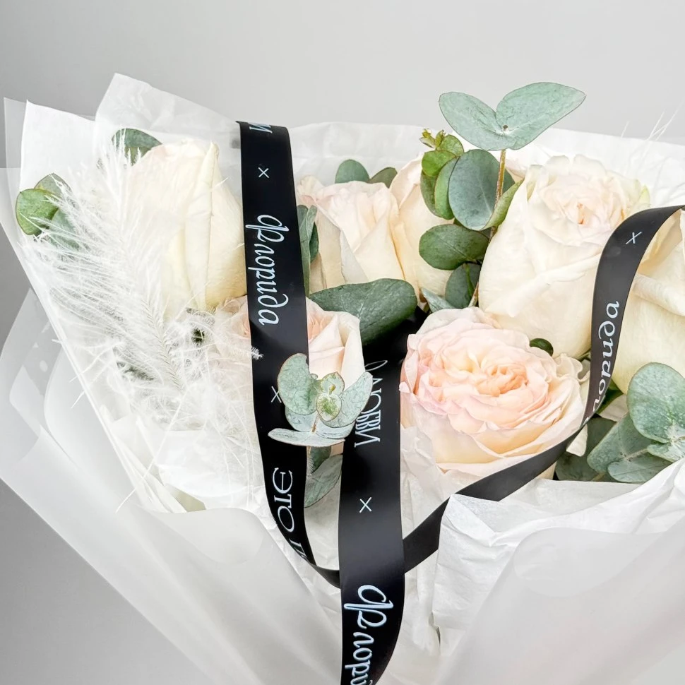 Букет из роз и эвкалипта