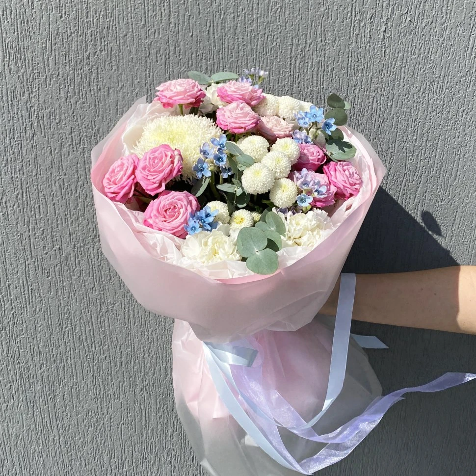 Букет из роз кустовых, хризантем и гвоздик