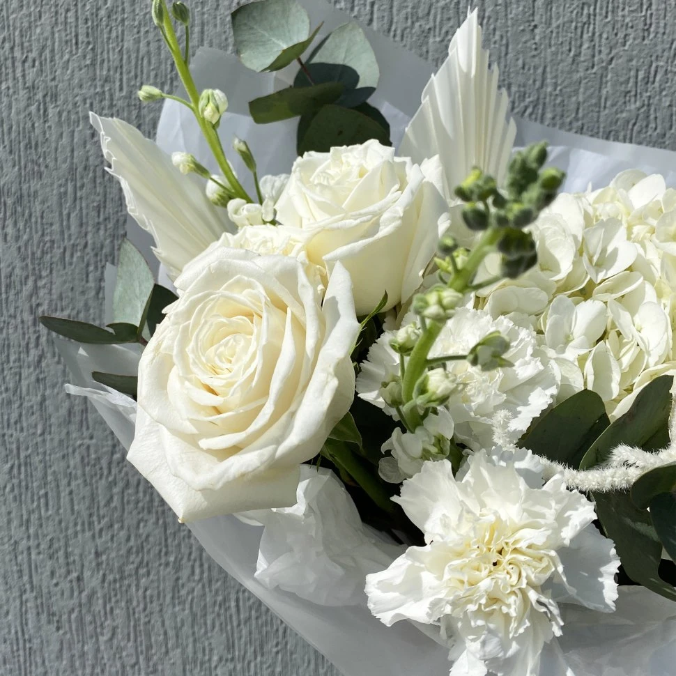 Букет из роз, маттиолы и гортензии