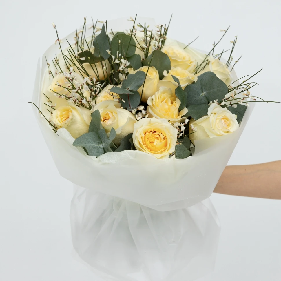 Букет из роз, эвкалипта