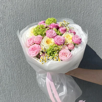 Букет из роза, вибурнума и розы кустовой