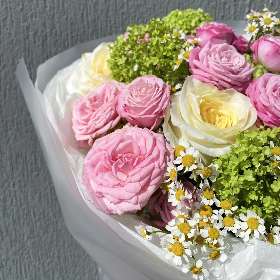 Букет из роза, вибурнума и розы кустовой