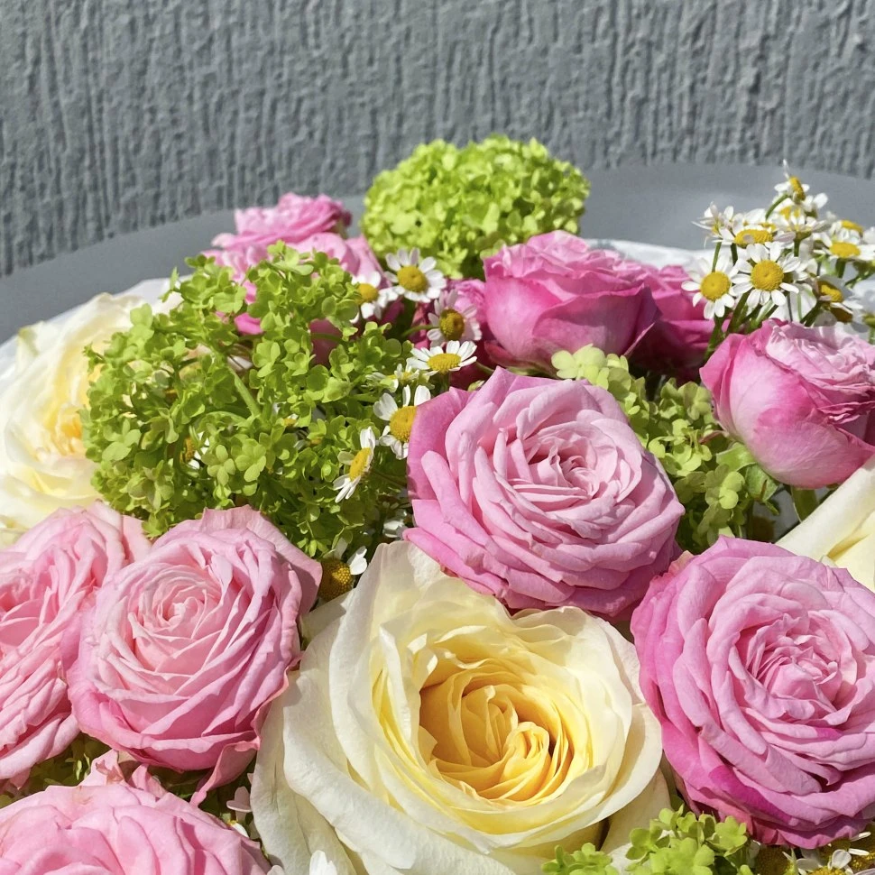 Букет из роза, вибурнума и розы кустовой