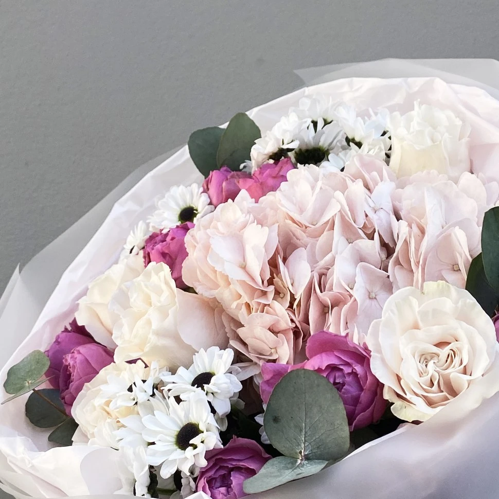 Букет из розы хризантемы и гортензии