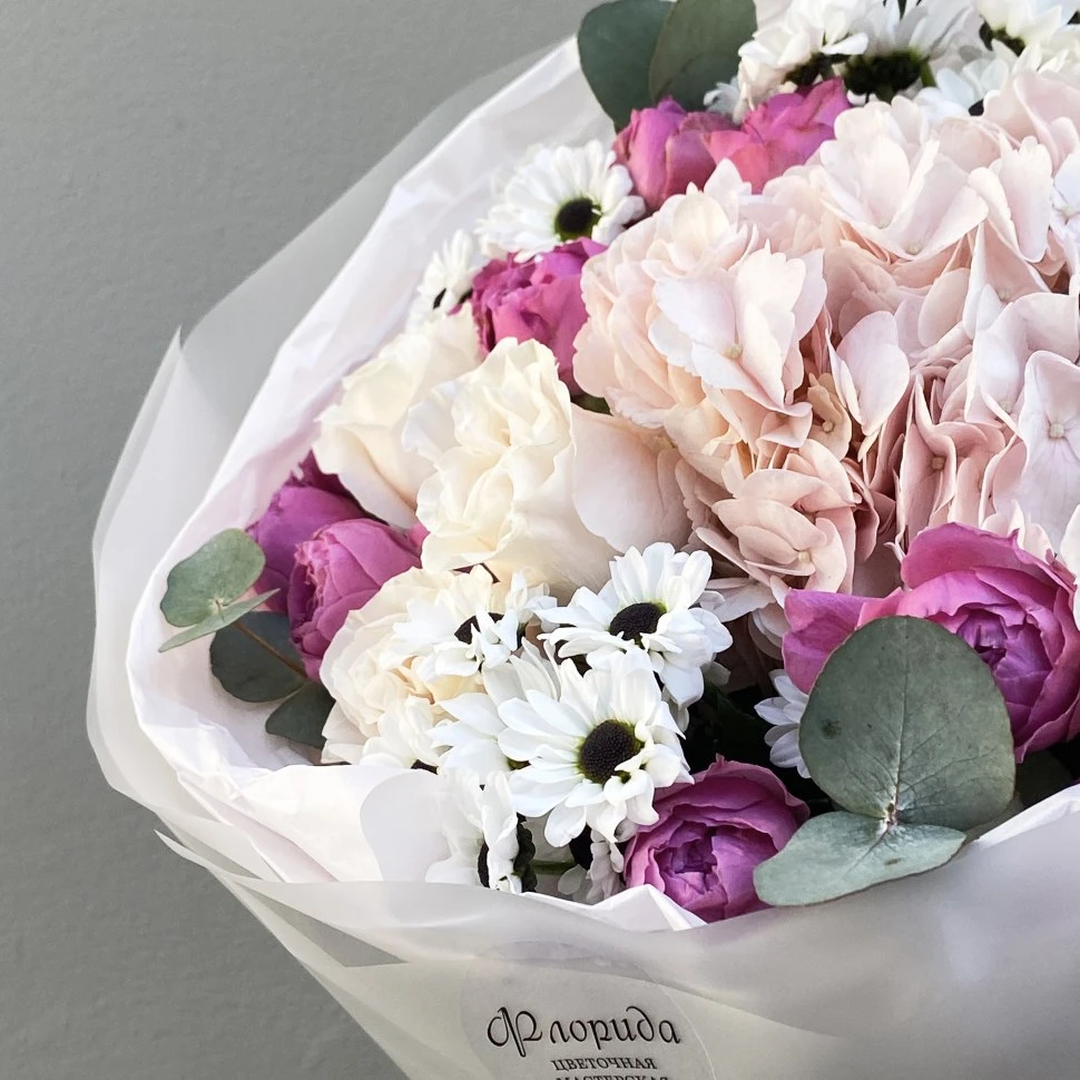 Букет из розы хризантемы и гортензии