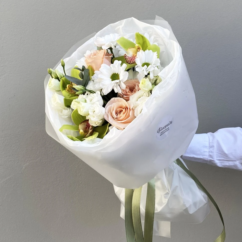 Букет из розы эустомы и орхидеи