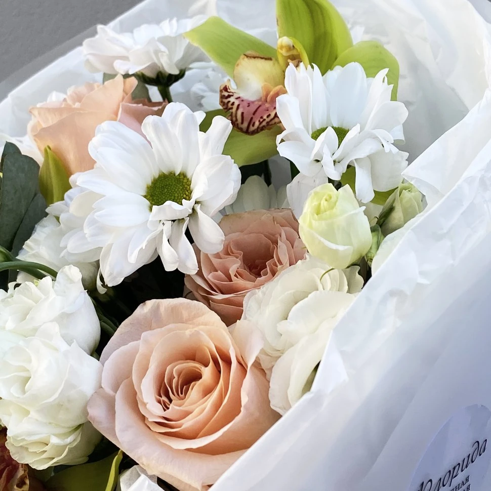 Букет из розы эустомы и орхидеи