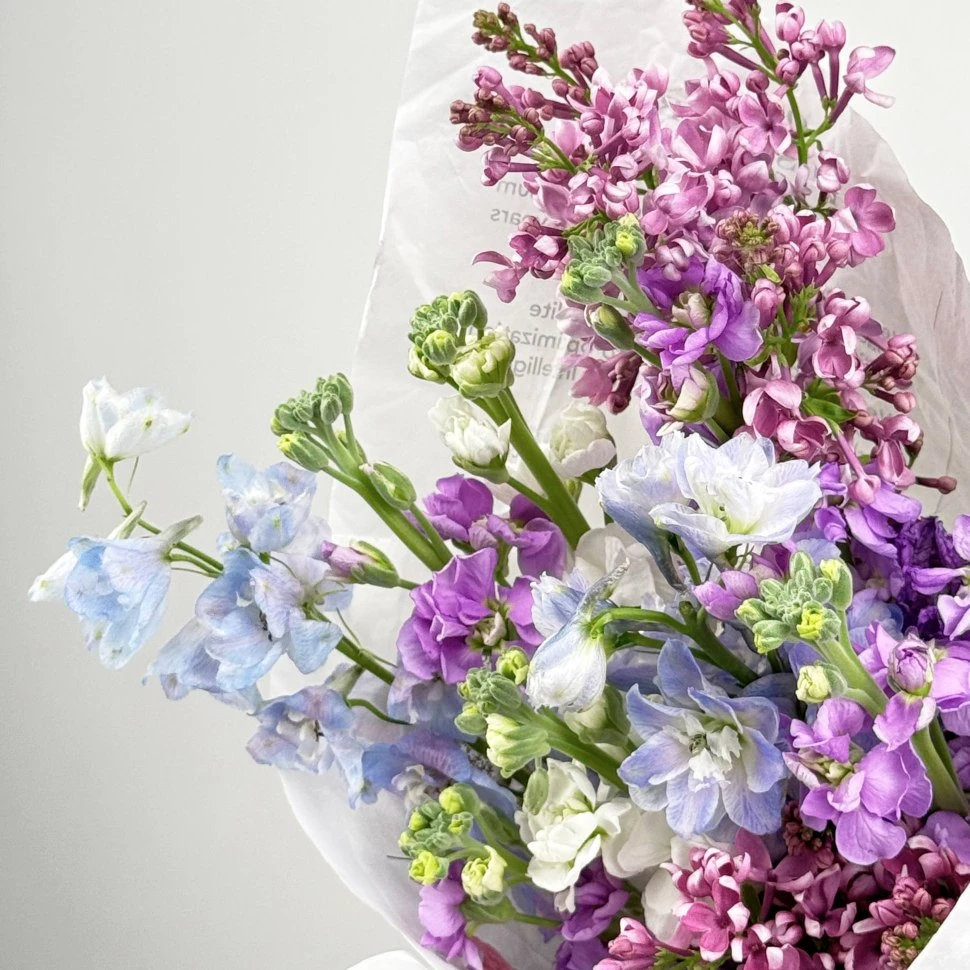 Букет из сирени, маттиолы, дельфиниума