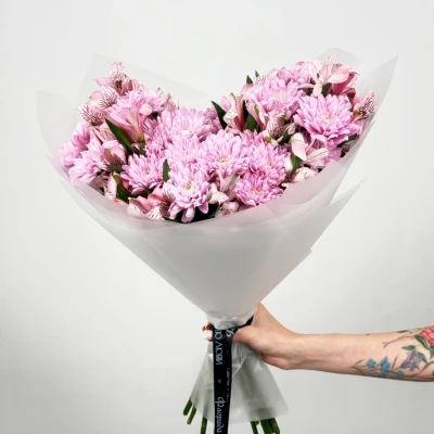 Букет из хризантем и альстромерий