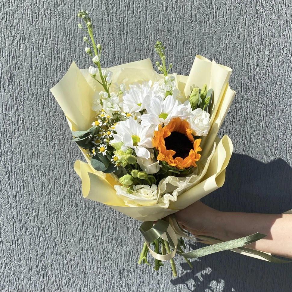Букет из хризантем и подсолнуха