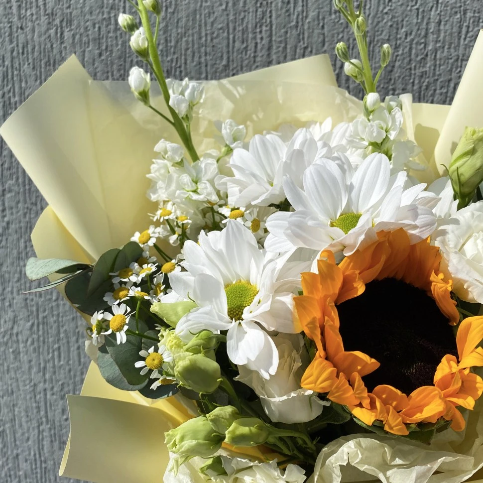 Букет из хризантем и подсолнуха