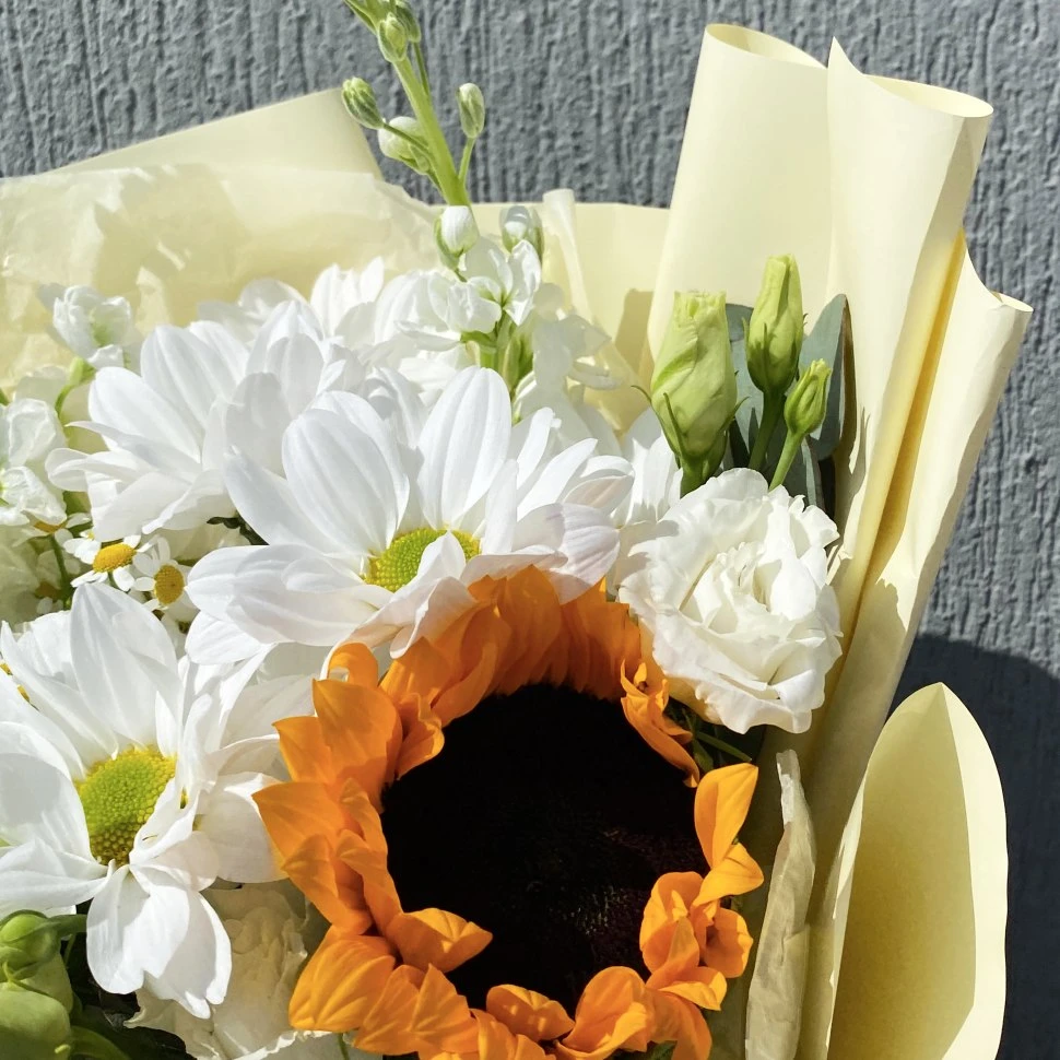 Букет из хризантем и подсолнуха