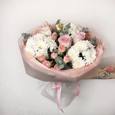 Букет из хризантем, роз и роз кустовых