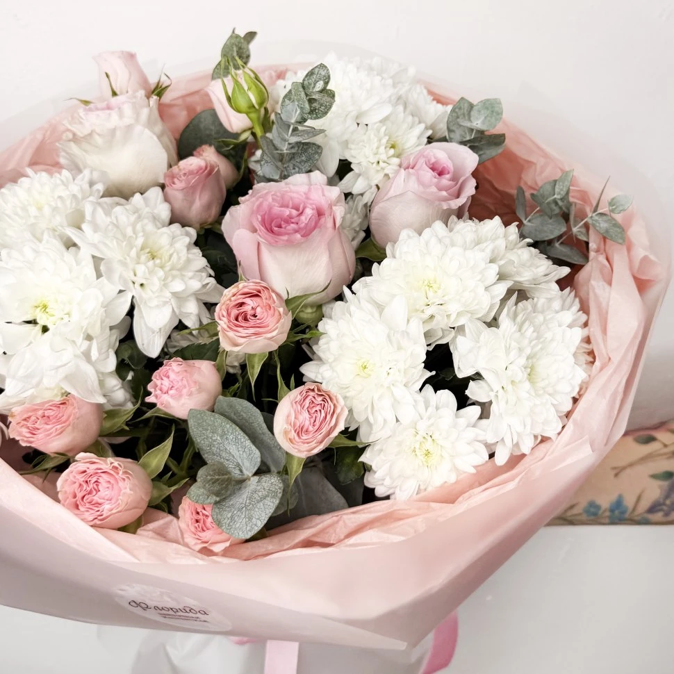 Букет из хризантем, роз и роз кустовых