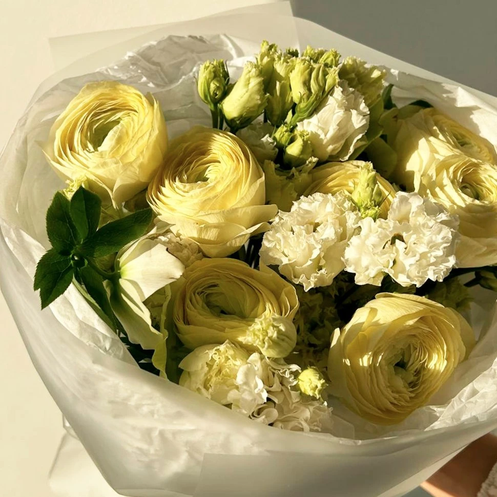 Букет из эустом, ранункулюса и хелеборуса