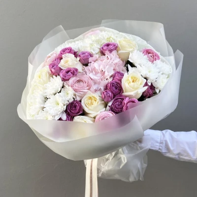 Букет с гортензией ранункулюсами и розой