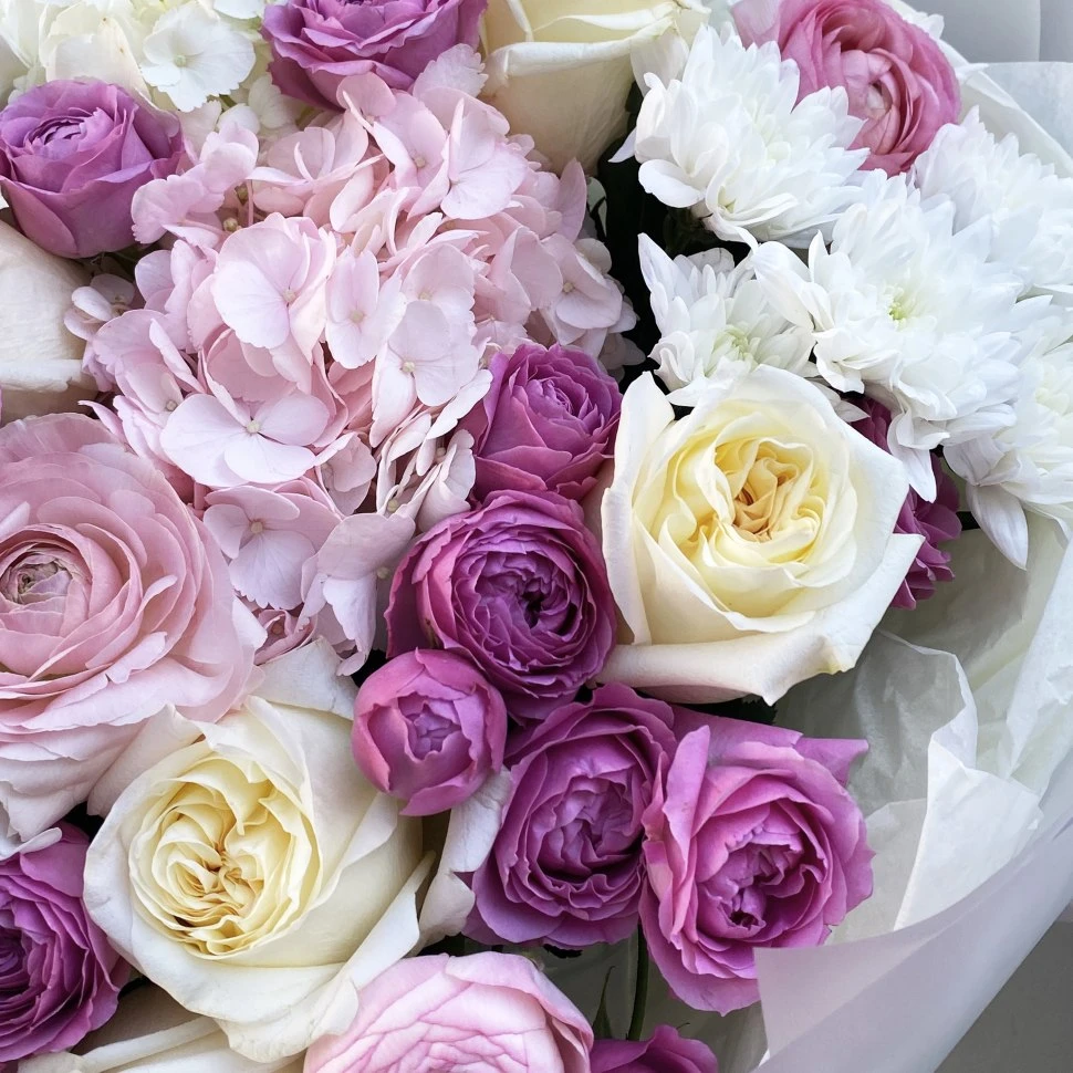 Букет с гортензией ранункулюсами и розой