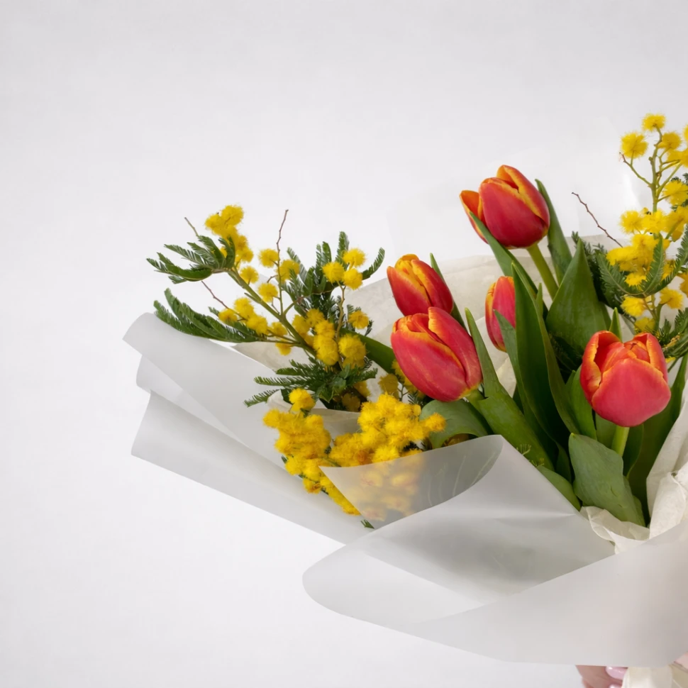 Букет с тюльпанами и мимозой
