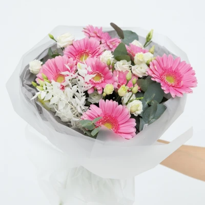 Весенний букет с розовыми герберами