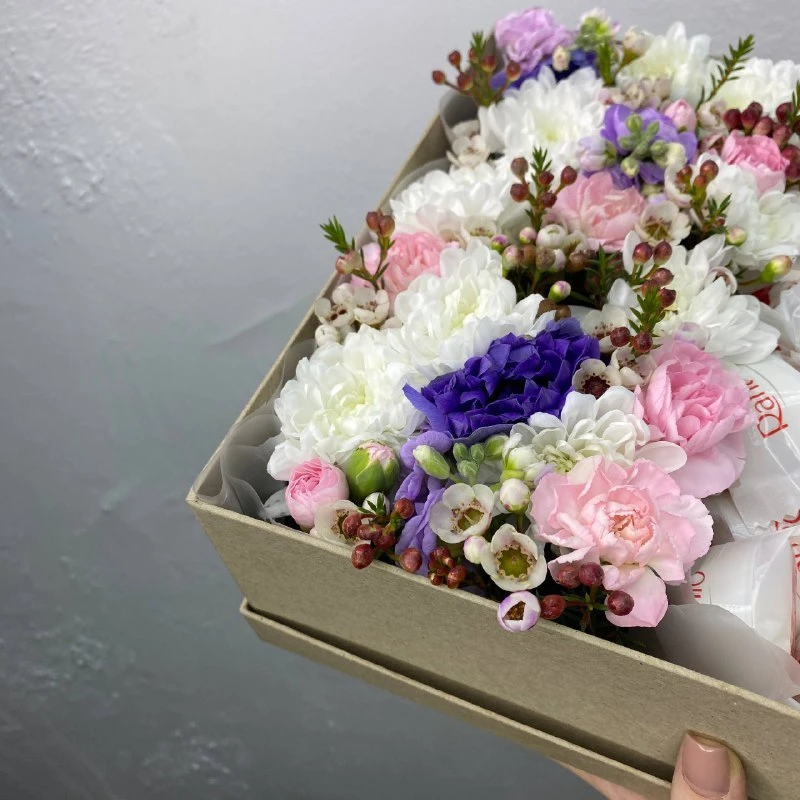 Композиция из анемонов, гвоздик кустовых и конфет