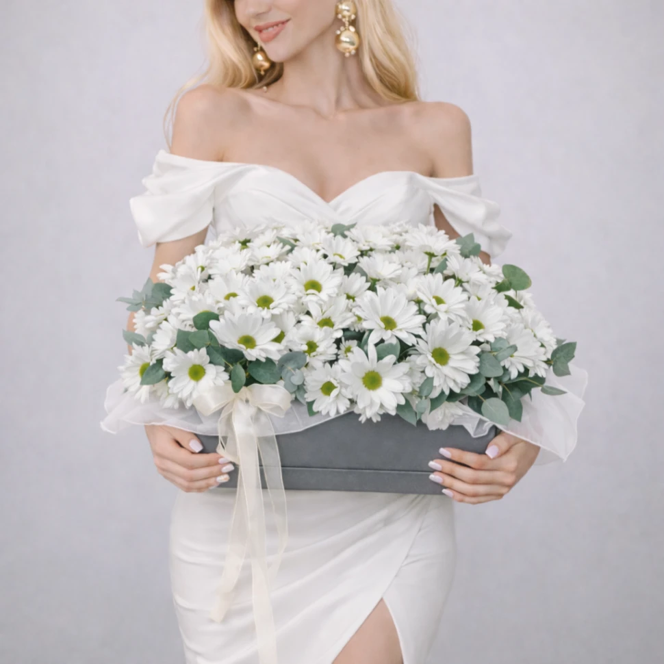 Композиция из кустовых хризантем и эвкалипта