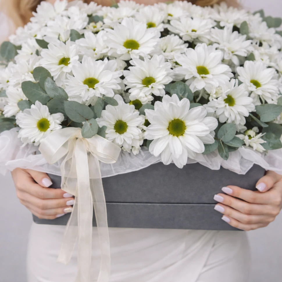 Композиция из кустовых хризантем и эвкалипта