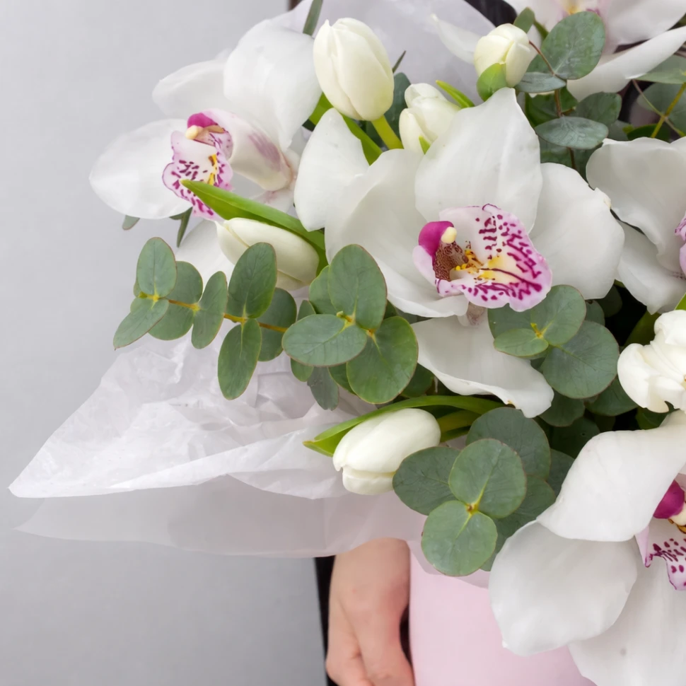 Композиция с тюльпанами и орхидеей