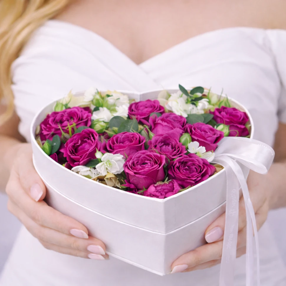 Композиция сердце с кустовыми розами и маттиолой