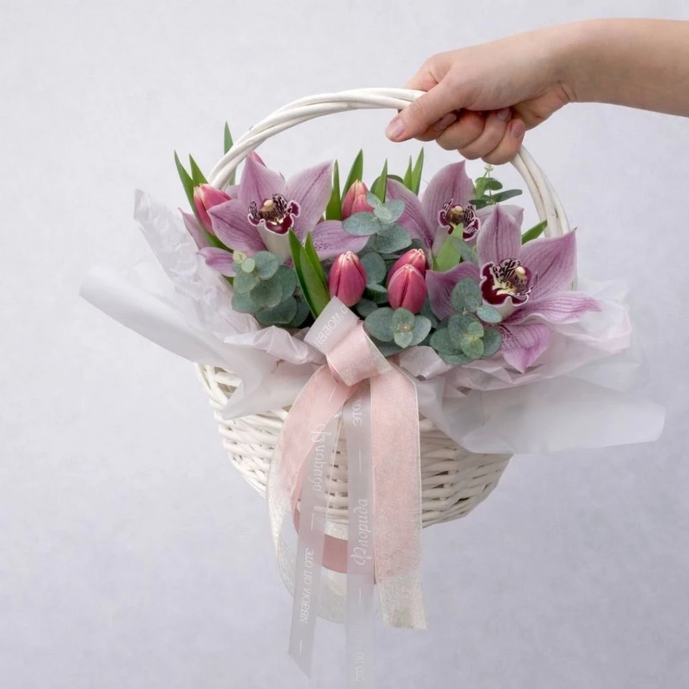 Корзина с 7 тюльпанами и орхидеей