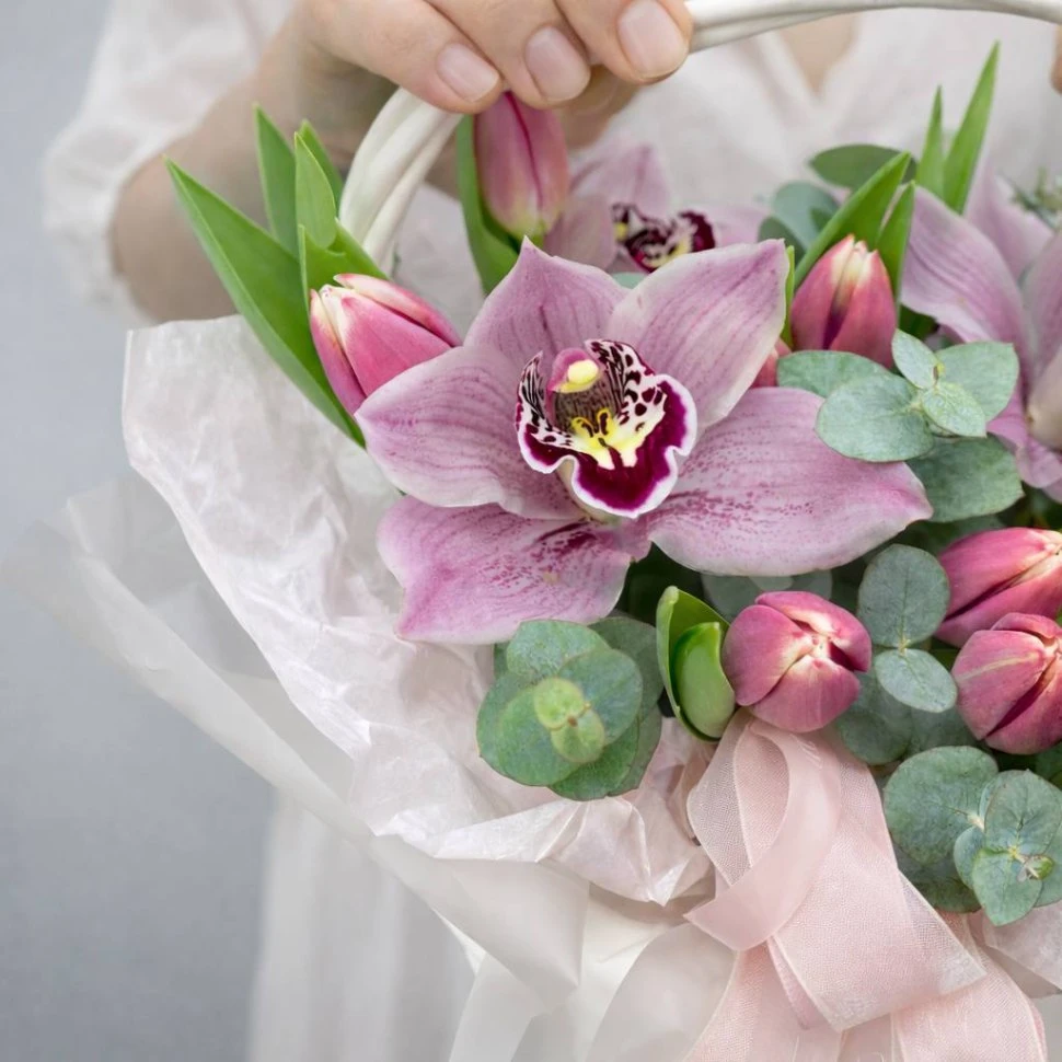 Корзина с 7 тюльпанами и орхидеей