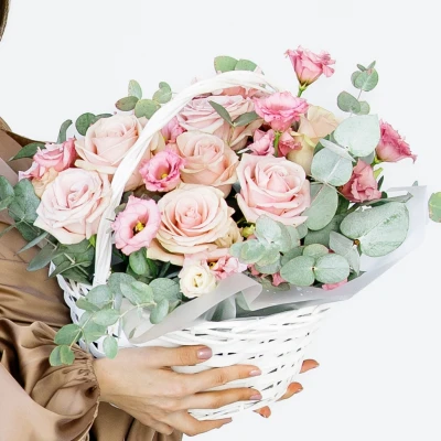 Сборная корзина с розой и эустомой