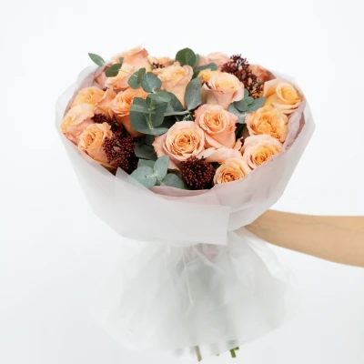 Сборный букет из 23 роз, скиммии, эвкалипта